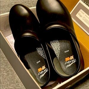 Dansko XP 2.0 Black Clogs